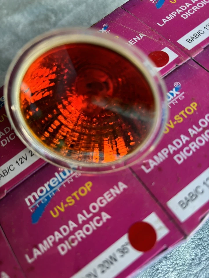 Pack of 10 Morelux Dichroic MR16 BAB/C 12V-20W 36degrees RED - Image 4 of 4