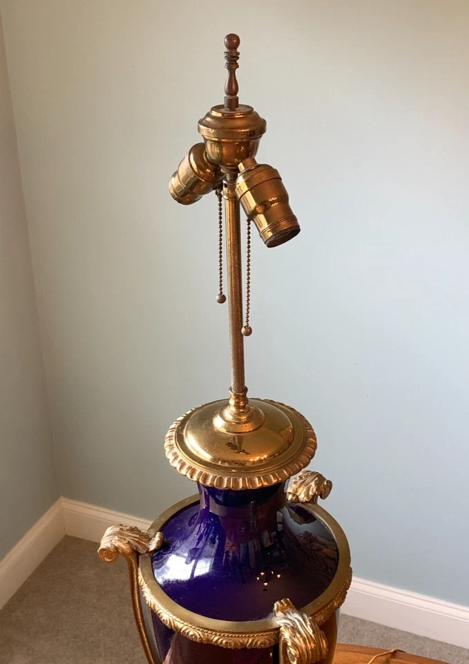 Antigua lámpara grande con patas azul cobalto detalles de latón pesado 36" de alto Foto 3 de 4