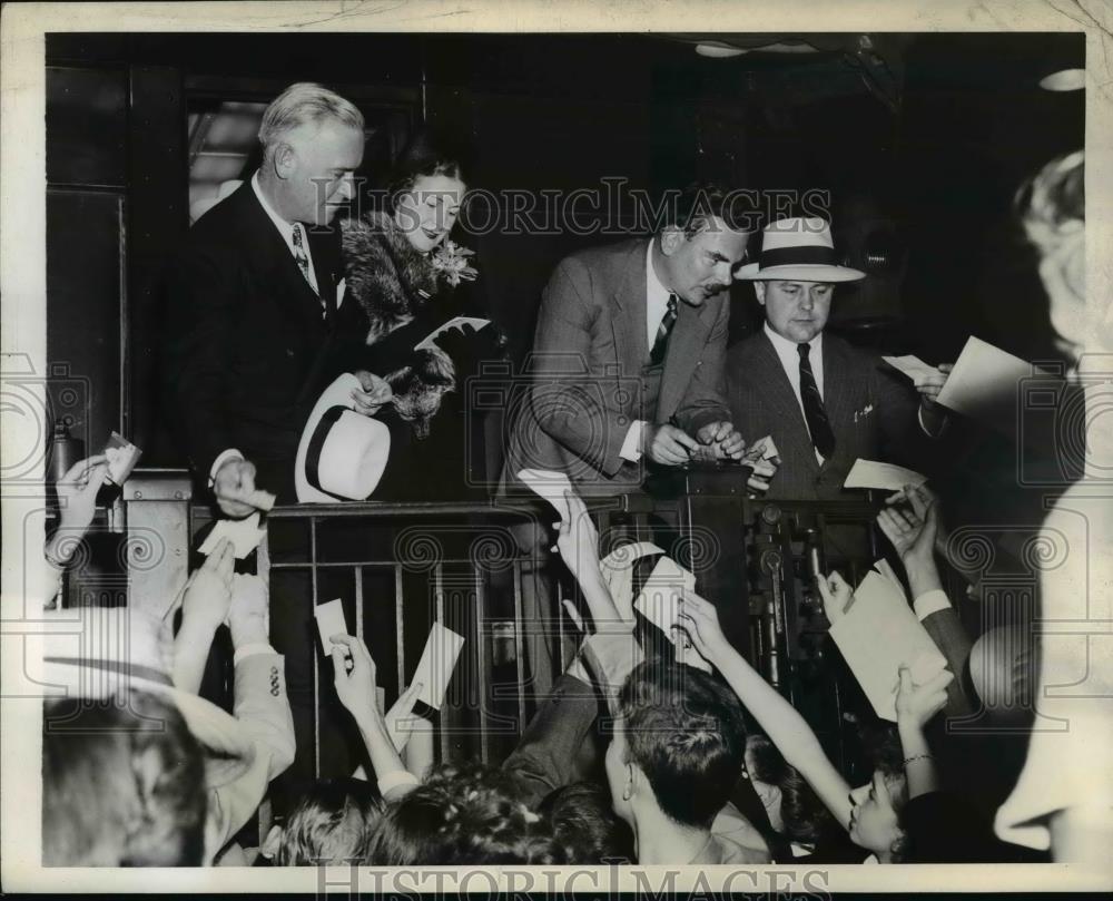 1944 Press Photo Thomas Dewey Signs His Autograph At The Train Platform
