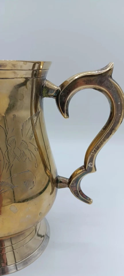 Taza/taza vintage de latón grabado Foto 3 de 4