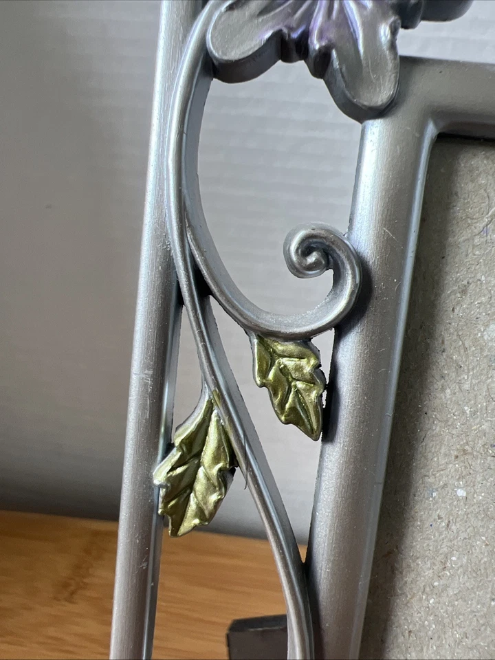 Marco de fotos de metal plateado cepillado para 5"x 7 biselado independiente  Foto 2 de 4