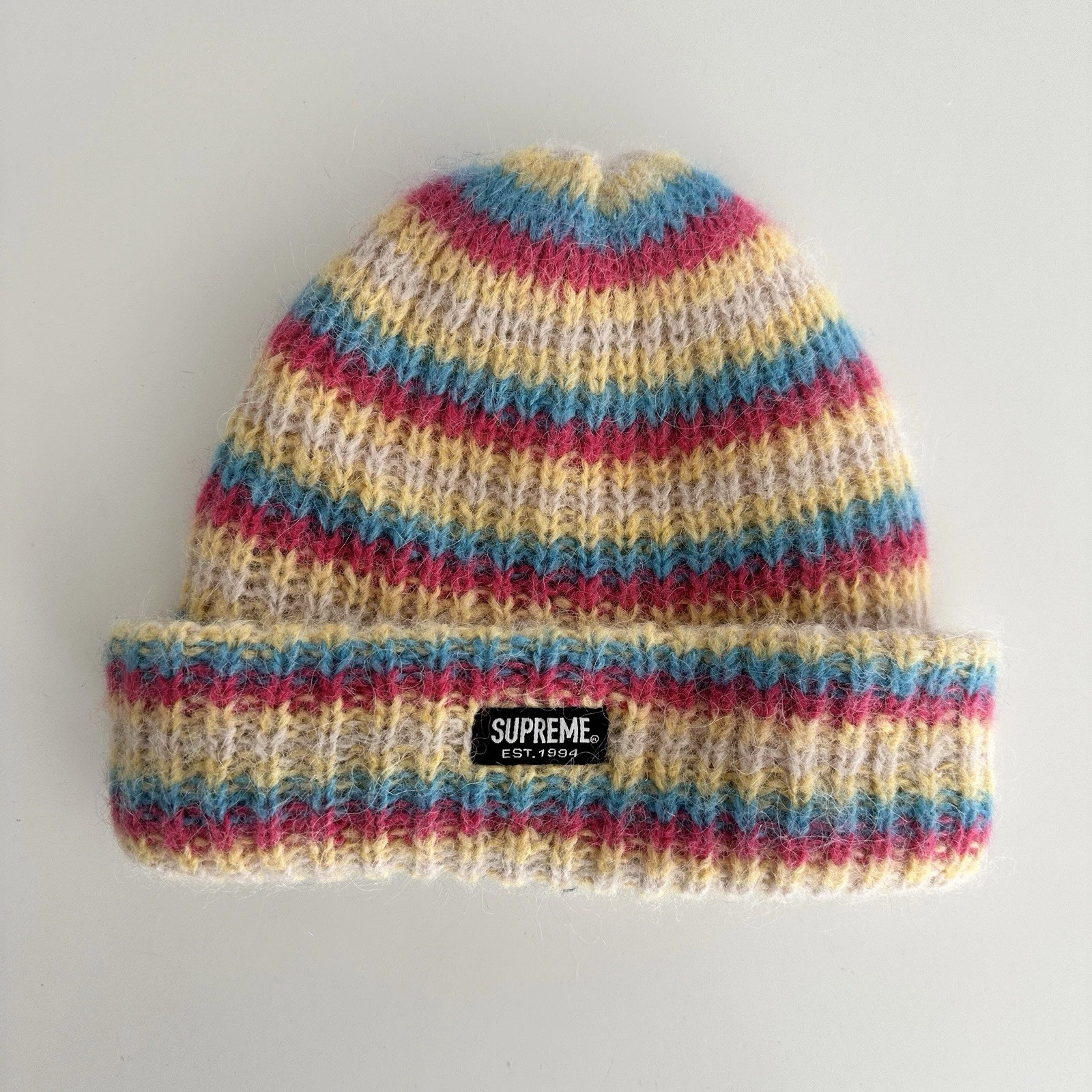 Bonnet Supreme blanc rayures amples FW23 laine d'alpaga tricot streetwear patineur hype