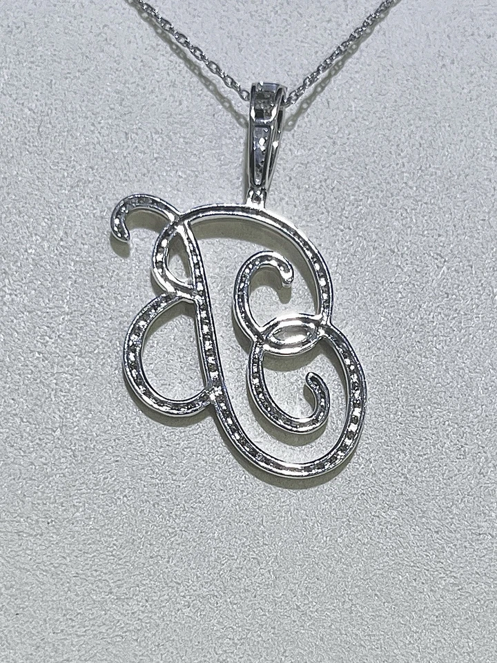 Colgante inicial “J” de diamantes pavé en oro blanco Foto 3 de 3