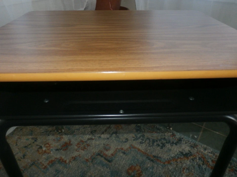 Escritorio Virco Estudiante Laminado ROBLE TAPA con Patas AJUSTABLES + Caja de Libros Foto 4 de 4