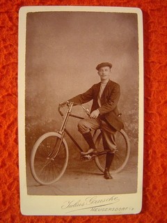 URALTES FAHRRAD – Photographisches Atelier Jul. Grusche Neugersdorf – CDV Foto