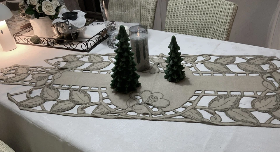 Linge Ancien Grand Chemin De TaBle Royal En Lin Bi Brodé De Feuilles Et Fleurs - Photo 3/4