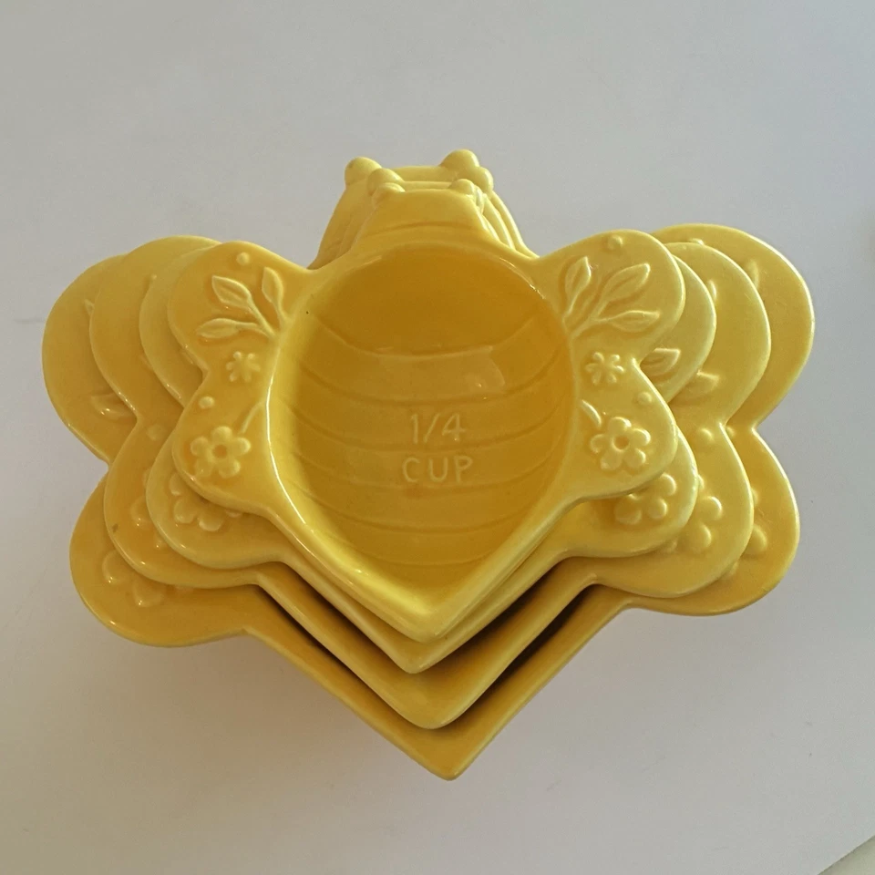 Juego de 4 tazas medidoras apilables en forma de abeja amarilla Strawberry Street Foto 3 de 4