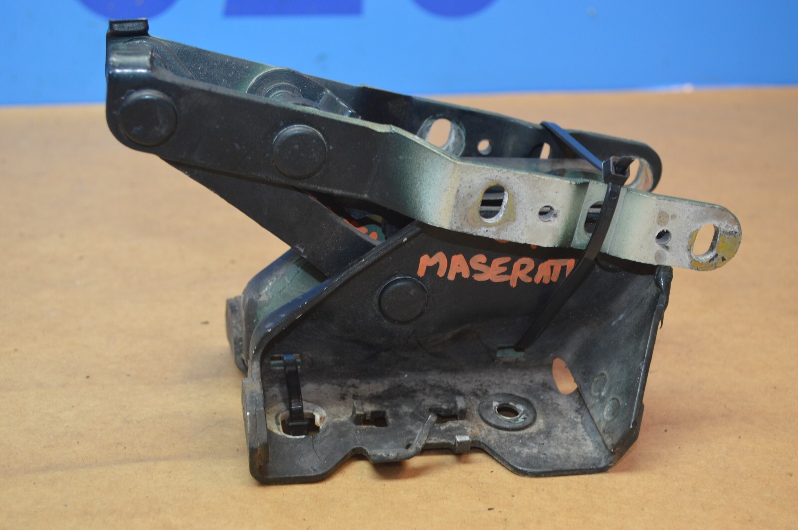 2004 M138 MASERATI GT COUPE LEFT & RIGHT HOOD BONNET HINGE HINGES PAIR GREEN