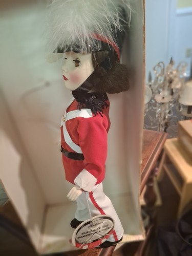 Effanbee "Parade Of the Wooden Soldiers" Female British SOLDIER DOLL, NIB, Tags - Picture 11 of 14
