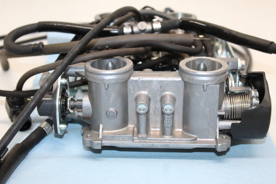 Honda Interceptor 800 Vfr800f 2014 2015 inyectores principales de combustible/cuerpos del acelerador Foto 3 de 4