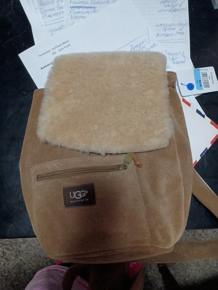 Mini mochila UGG Nordie de cuero de oveja y gamuza con logotipo tostado Foto 2 de 4