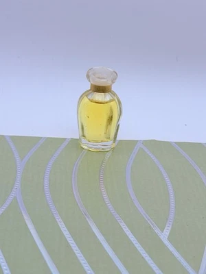 Oscar De La Renta So De La Renta Eau De Toilette 4ml MINIATURE Women’s Fragrance - Image 1 of 3