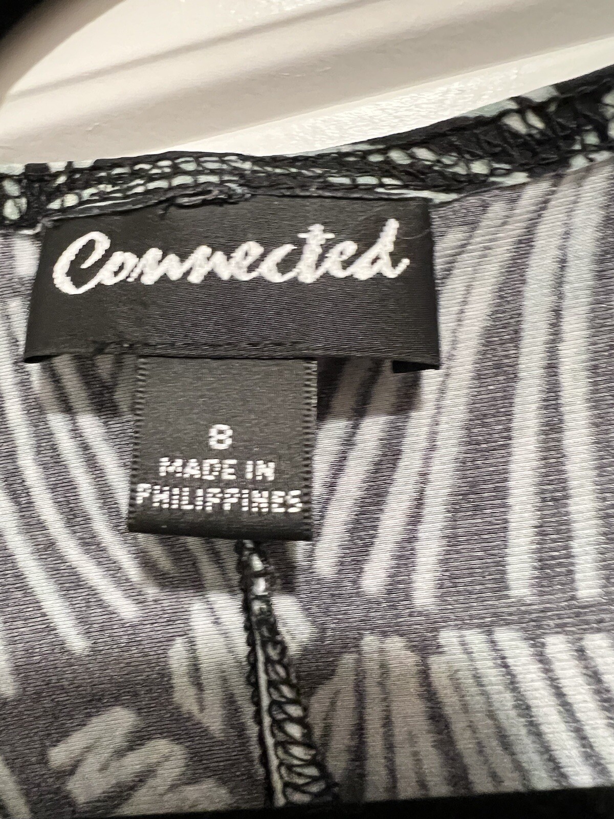 Connected Size 8 Leaf Patterned Cap Sleeve V Neck… - image 3