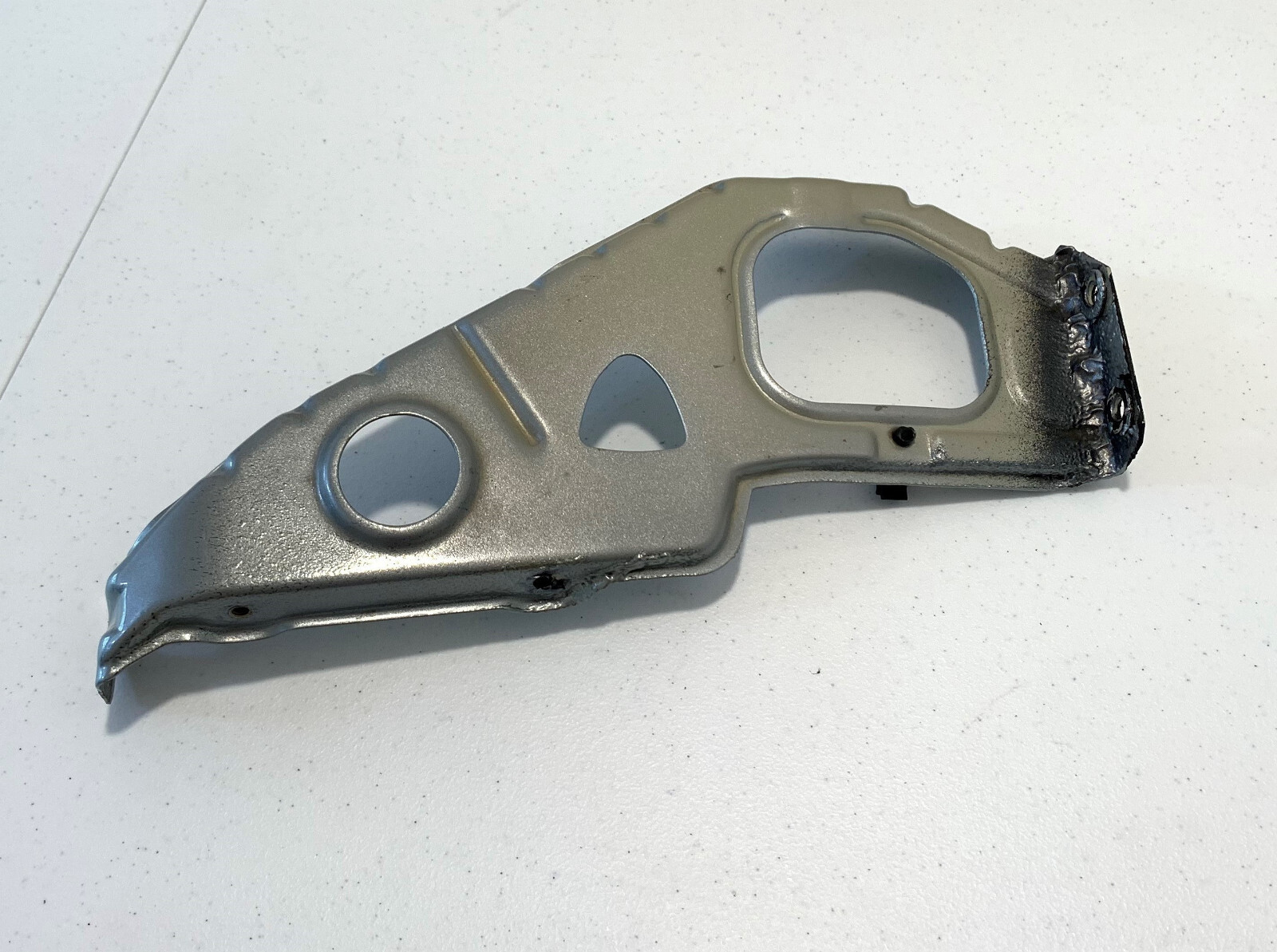 06 Maserati Quattroporte M139 FRONT RIGHT HEADLIGHT BRACKET USED