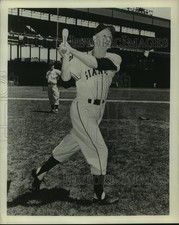 1954 Press Photo Giants baseball player Whitey Lockman practices swinging bat