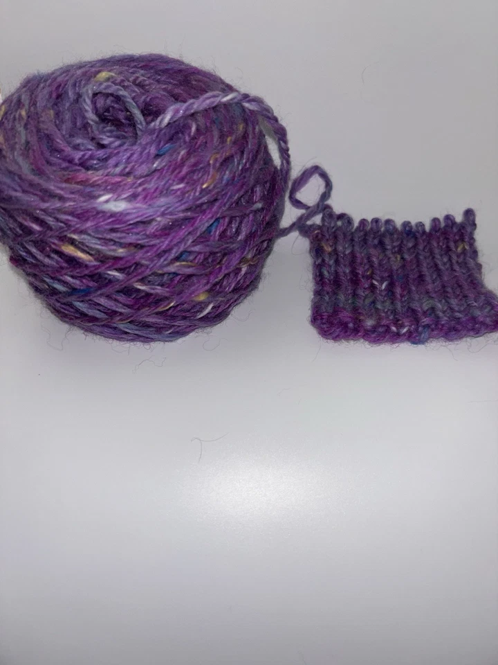 Fio auto-misturado feito à mão “Violet Yarn Burst” - Imagem 3 de 4