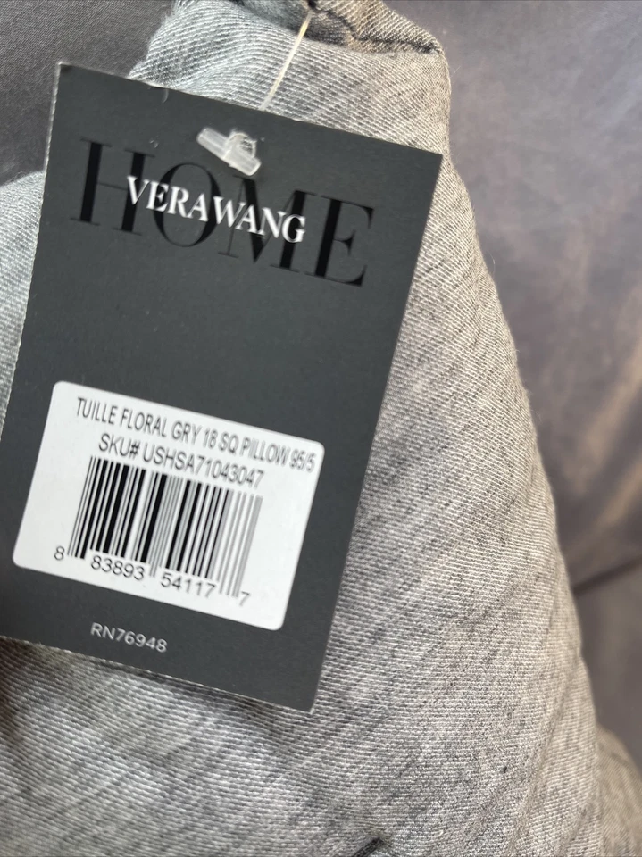 Almohada Decorativa Vera Wang Tiro 18" x 18" Tuille Floral Gris 360 Foto 3 de 4