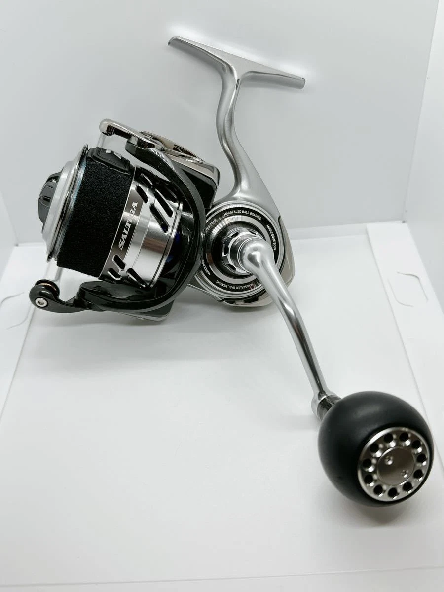 Daiwa 17 Saltiga BJ 4000 Left Handle Spinning w/Soft Case Box