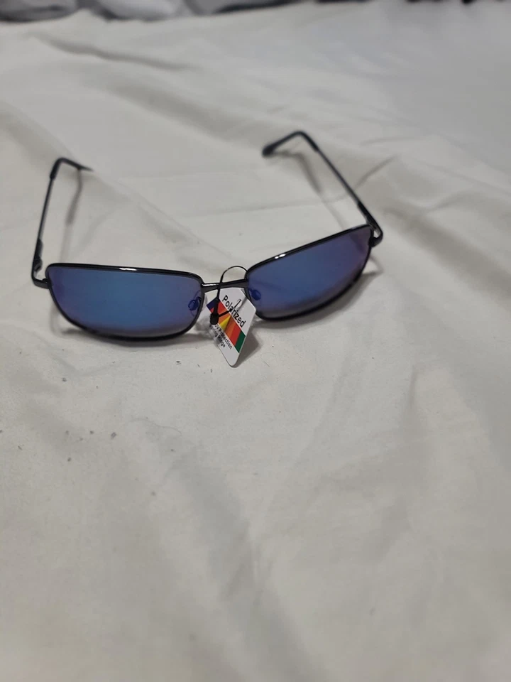 Gafas de sol, nuevas, hechas en China, tiene lente de color verde con monturas negras Foto 3 de 4
