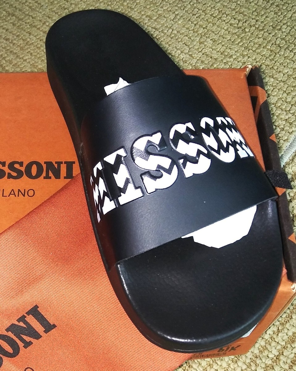 サンダル MISSONI Men Sandals OS23SY01BR00KH 42886 S91D7 KRG0097 BLACK MISSONI 'Zig-Zag Logo Pool Slide Sandal' Men's Blk Chevron