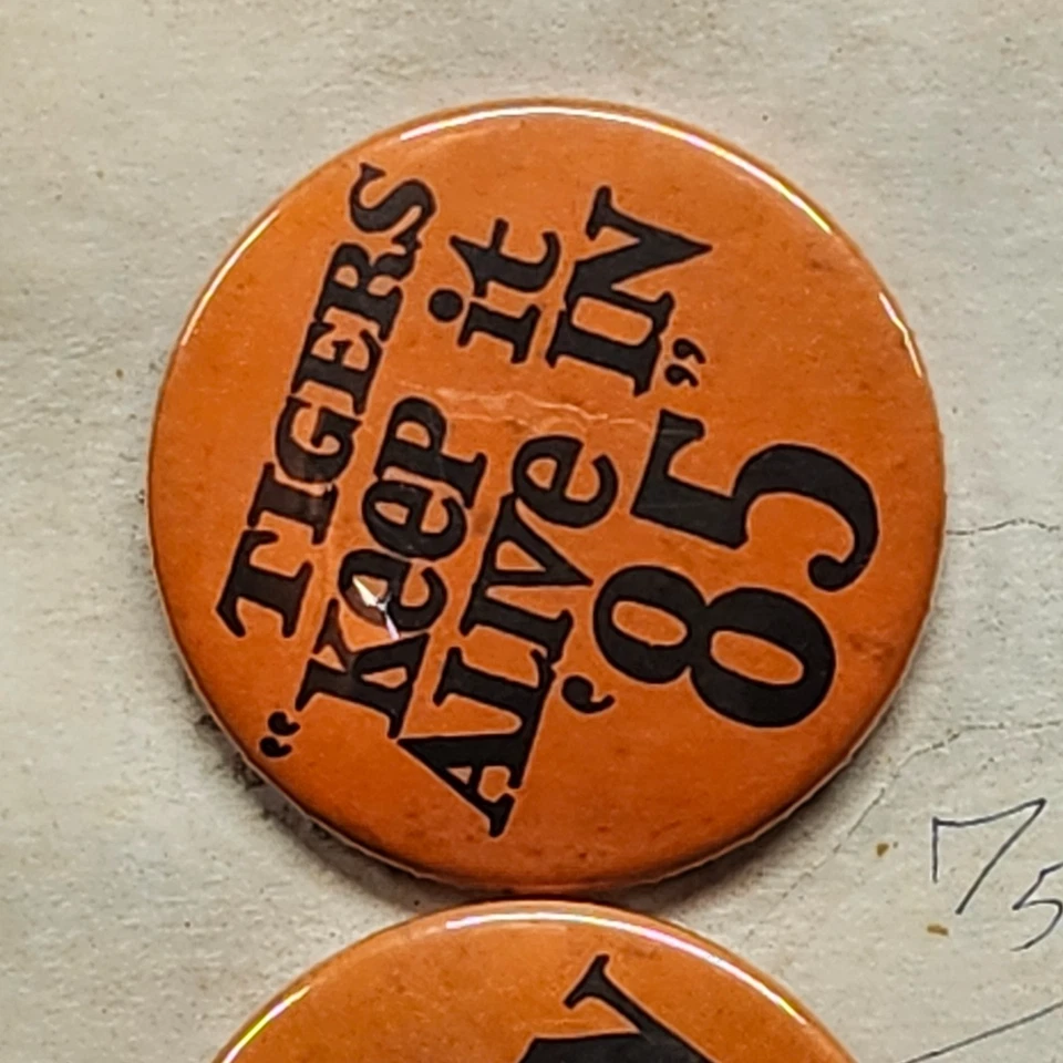 RARE! GENUINE! 1985 DETROIT TIGERS PINBACK BUTTONS ON THE ORIGINAL CARD 10 TOTAL - Image 2 of 4