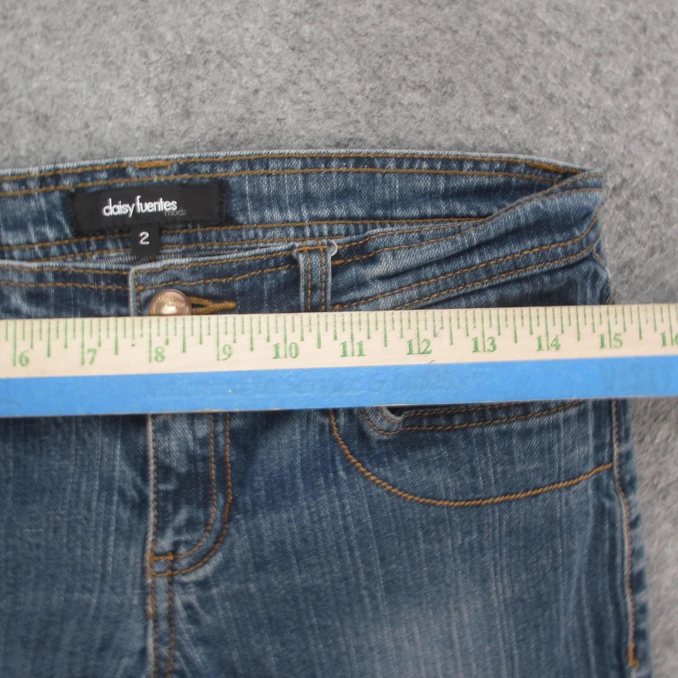 Pantalones de mezclilla Daisy Fuentes para mujer 2 azules lavado medio bordados solapa bolsillo elástico Foto 3 de 4