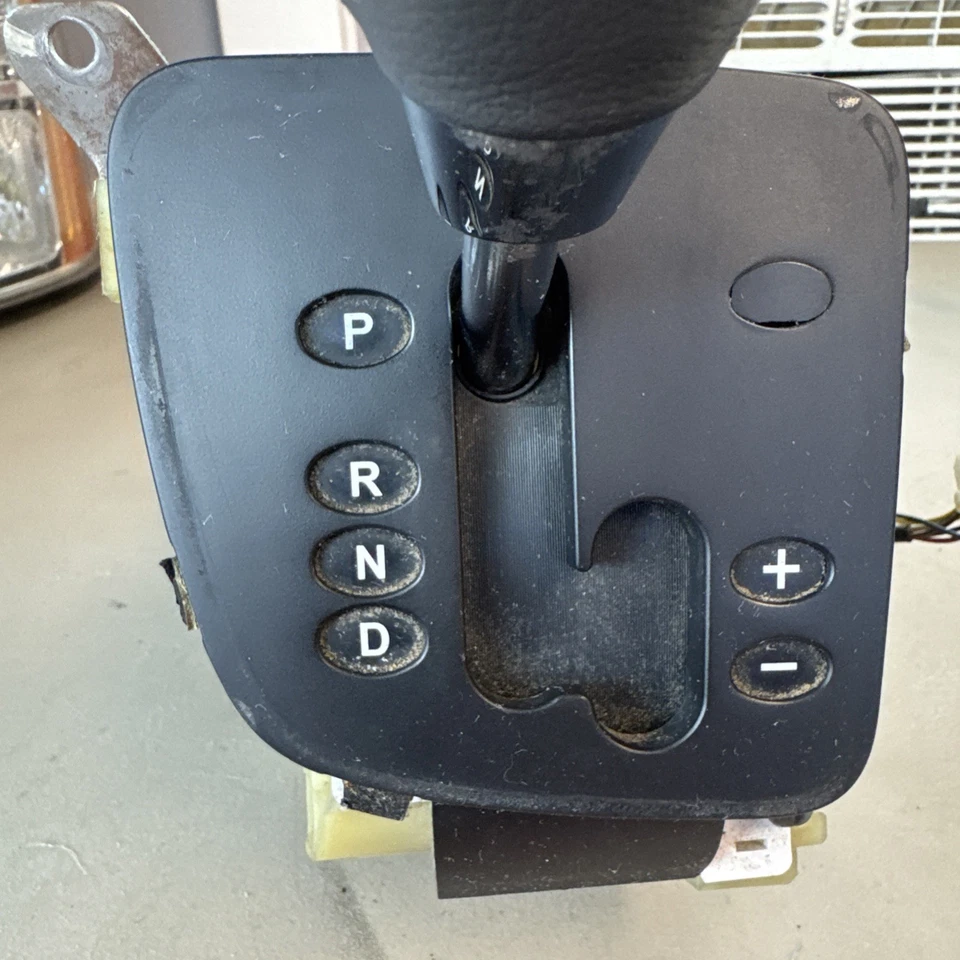 2009 KIA Sedona Floor Gear Selector Shifter Assembly Knob OEM DW 14D00 352 - Image 2 of 4