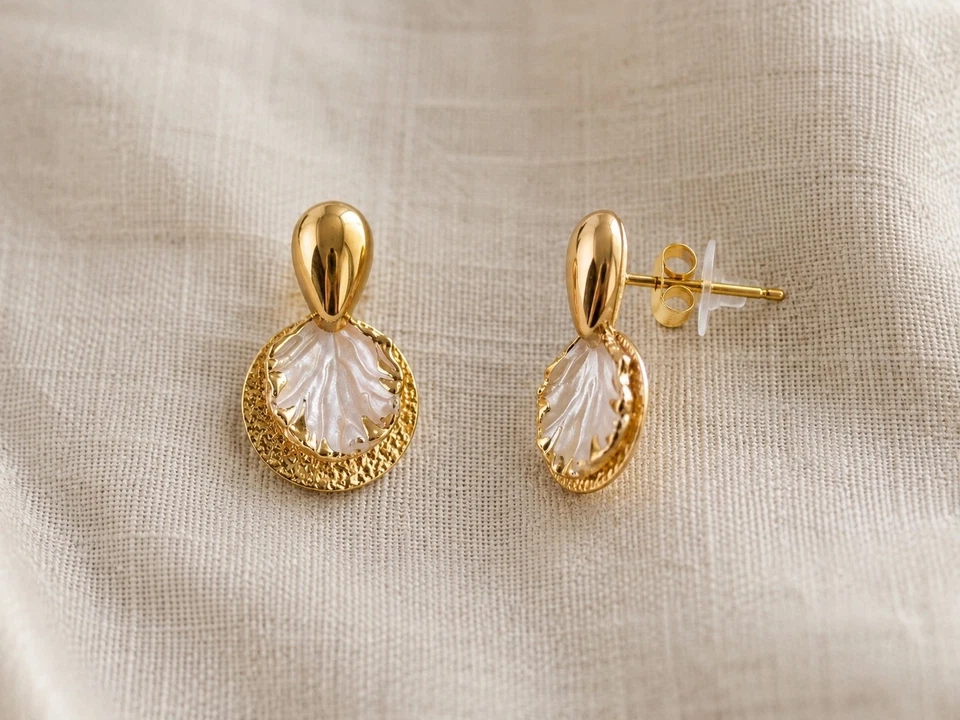 Boucles d’oreilles femme dorées médaille martelée coquillage blanc nacré - Photo 3/3
