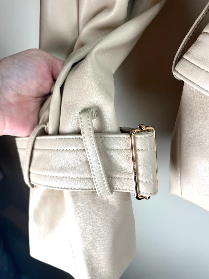 NUEVO CON ETIQUETAS - ANN TAYLOR Chaqueta de trinchera de cuero sintético beige recortada de doble botonadura talla M Foto 4 de 4