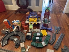Fisher Price GEO TRAX Train Station Tracks Buildings Bridge 50 Pieces