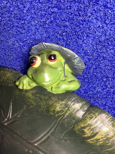 Frösche auf einer Lilly Pad mit Regenschirmen Kunst Dekor 12 Zoll lang 7 Zoll breit 4 hoch - Bild 3 von 8