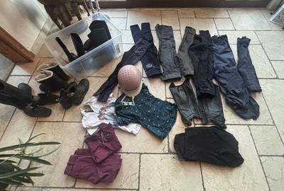 Reitausrüstung Mädchen, Hosengröße 125-140 - Shirts - Helm - Protektor 8-10 J.