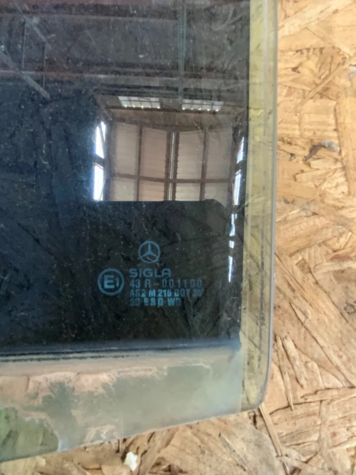 Mercedes-Benz 400E 1992 sedán puerta trasera izquierda lado del conductor ventana vidrio Foto 2 de 3