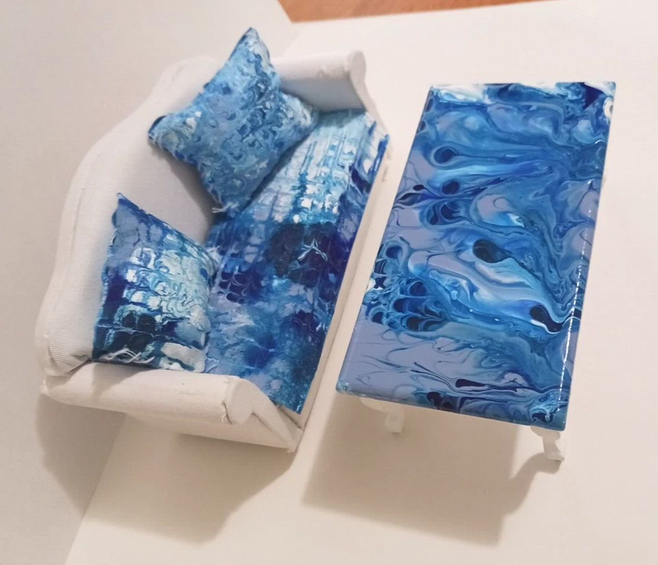 Mesa de centro para casa de muñecas escala 1:12 + sofá con almohadas. Patrón azul + blanco. Foto 3 de 4
