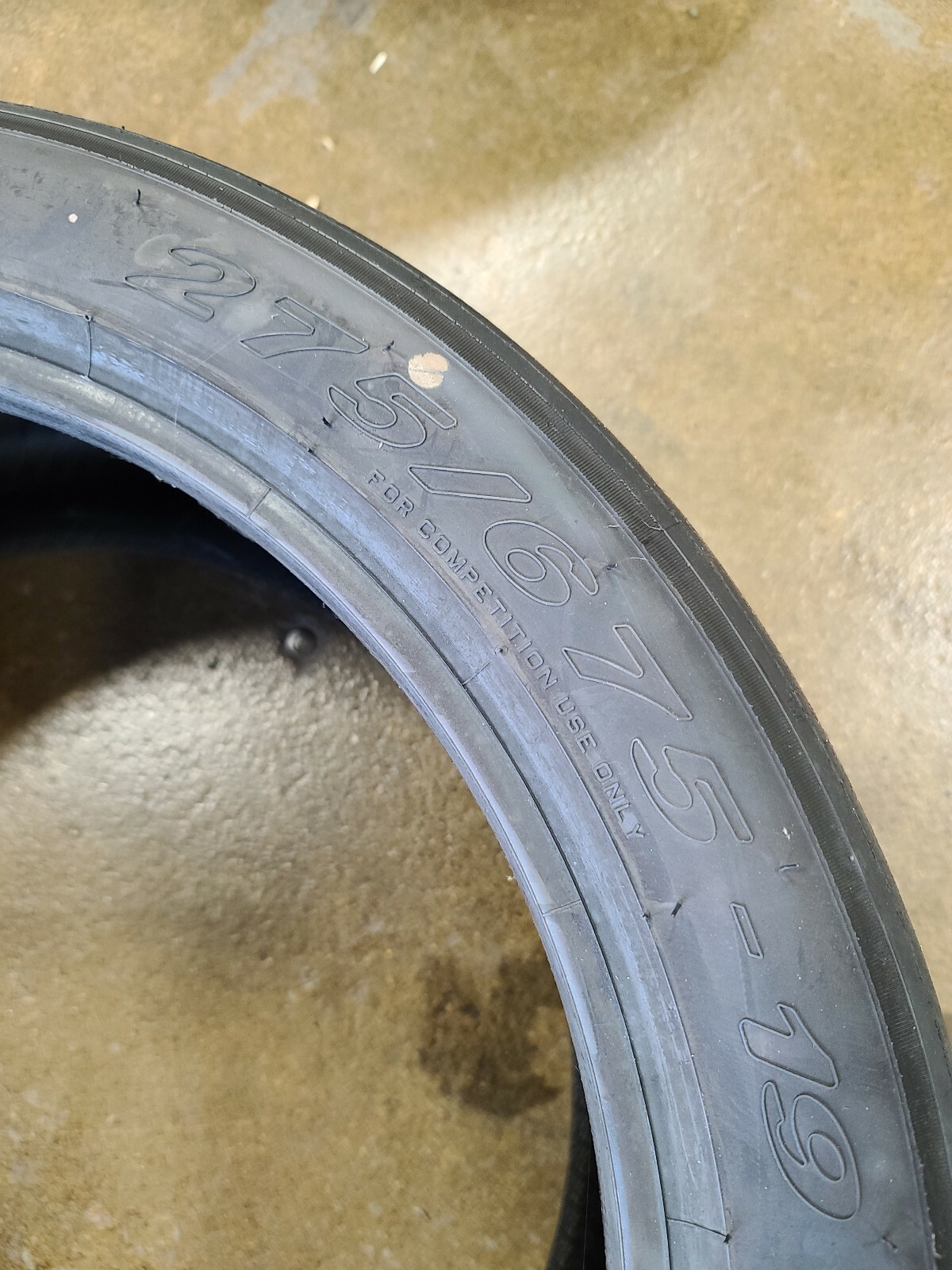 2 Pirelli Ferrari Challenge 458 Slicks 275/675/19 4/32 like new 