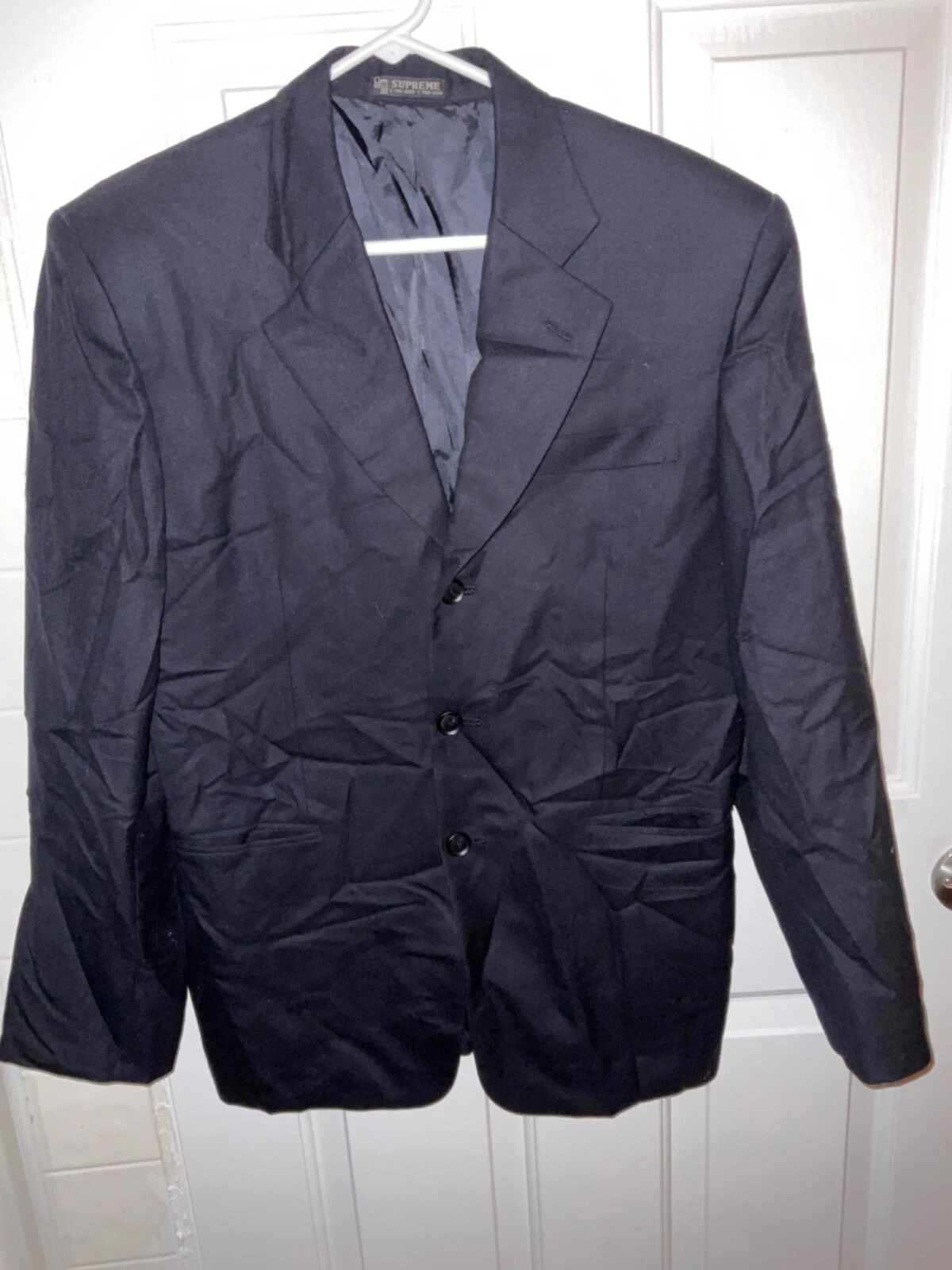Blazer homme Supreme noir 3 boutons. Trois poches extérieures et quatre poches intérieures.
