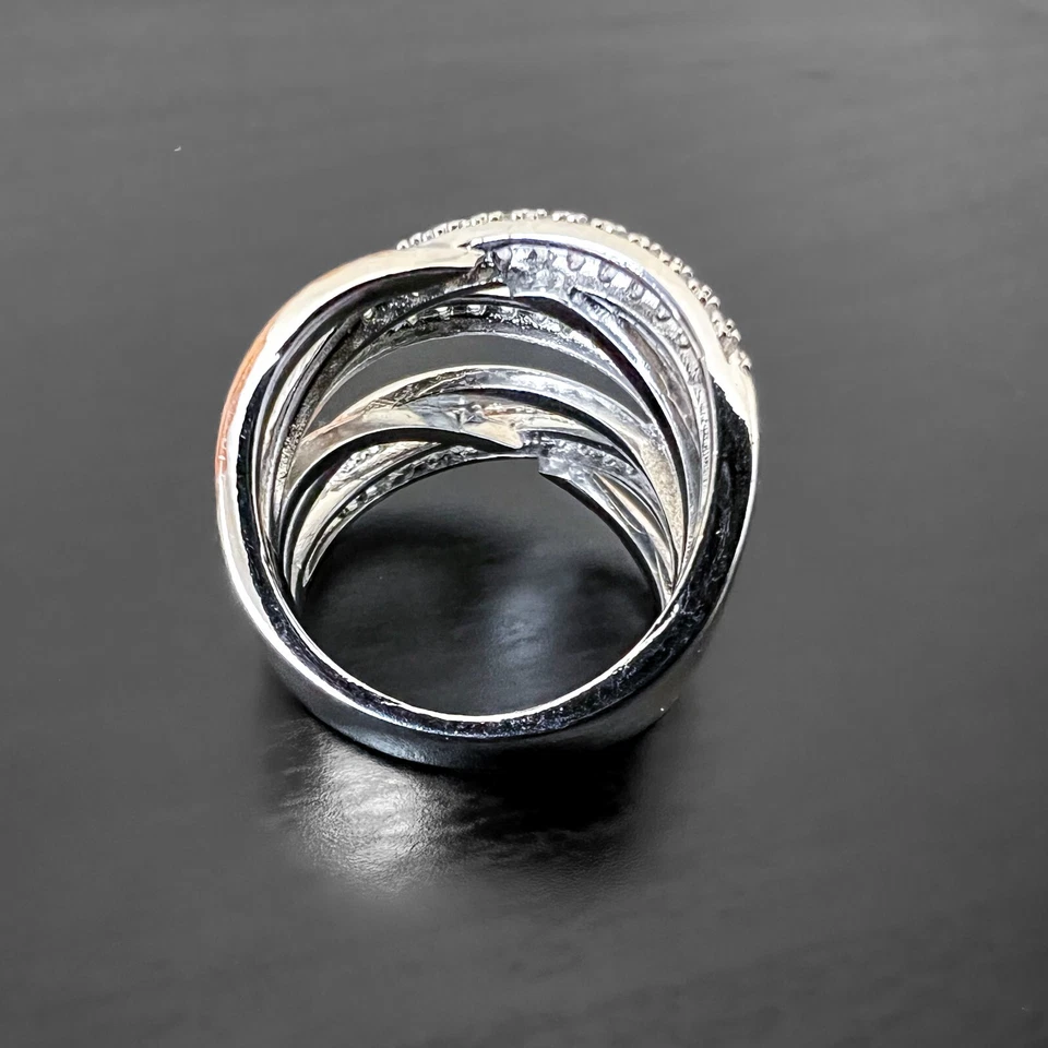 Anillo de zafiro blanco con placa de plata esterlina de dos tonos cruzada alta creado en laboratorio Foto 3 de 4