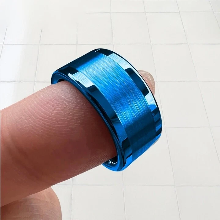 Banda de anillo de carburo de tungsteno con acabado cepillado central plano pulgar 10/12 mm para hombres y mujeres Foto 3 de 4