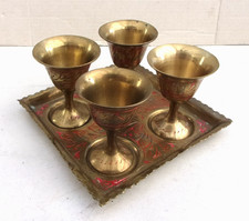 4 stare orientalne mosiężne kubki do picia na tacy, kolorowe cyselacja