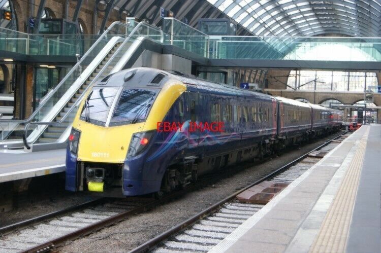 Tren Del Dmu De La Clase 172 Y Pórtico De Señal Viejo De Great Western Foto  editorial - Imagen de coche, pista: 98430106