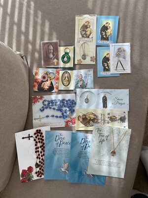 LOT OF 32 RELIGIOUS PRAYER CARDS, PAMPLETS, ROSARYS, KNICK KNACKS