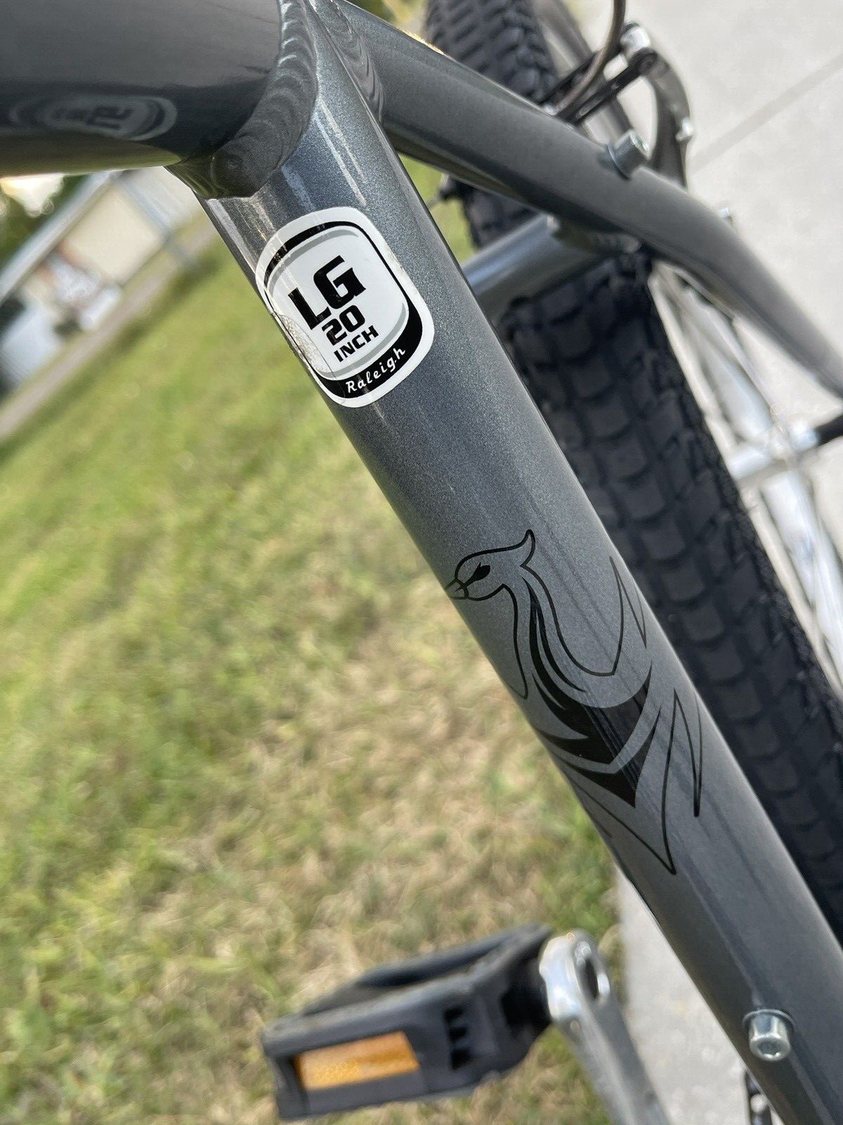 Raleigh Venture  Men's Bicycle Mountain/Hybrid 26 tires