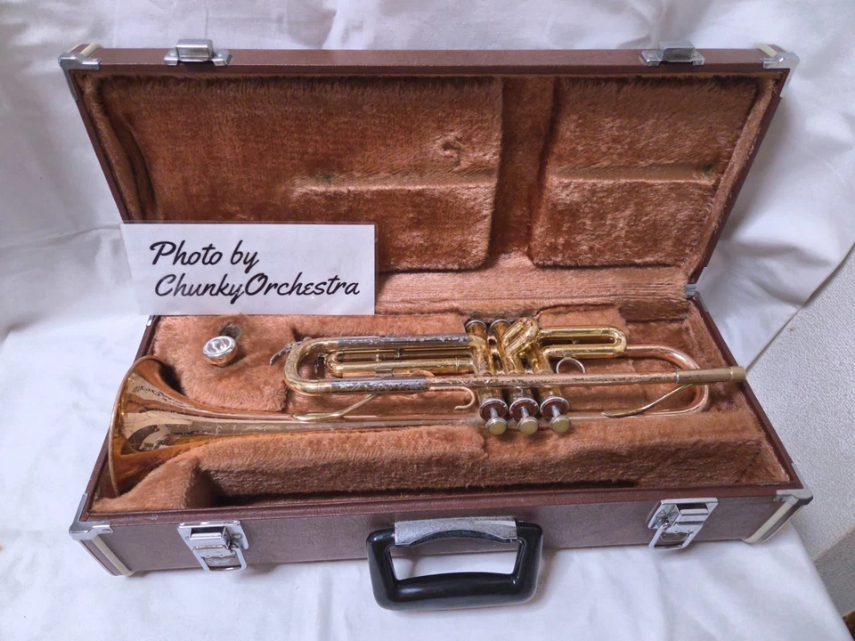 YAMAHA YTR-333 Trumpet (Gold Brass Red Bell) Intermediate / Student Model #2245 - Image 2 of 4