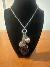 "Cadena de plata de 30"" con múltiples corazones colgantes y dijes plata y metal armado"