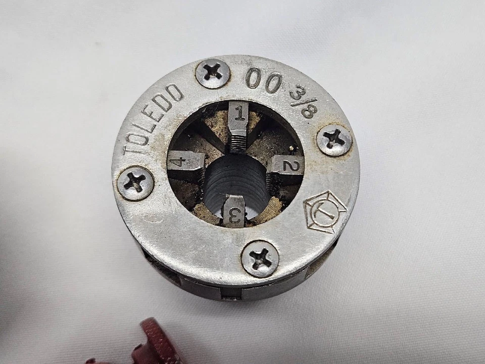 Toledo Beaver Pipe Threading Ratchet and Three NPT Die Heads, 3/4", 1/2", 3/8" - Image 4 of 4