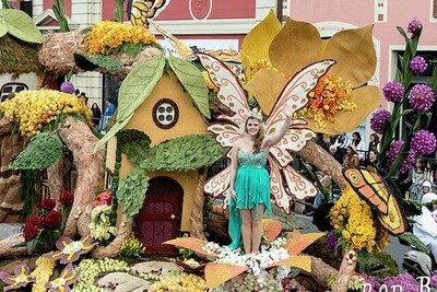 Pasadena California 2013 Rose Parade Dew Drop By Float Downey Rose Assn