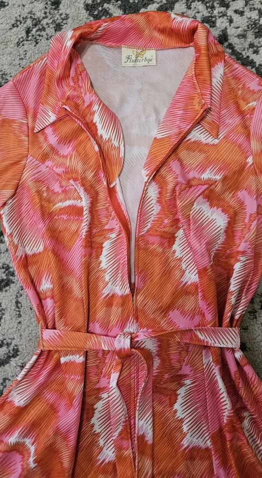 Vestido vintage década de 1970 rosa e laranja flutterbye com zíper frontal - Imagem 3 de 4