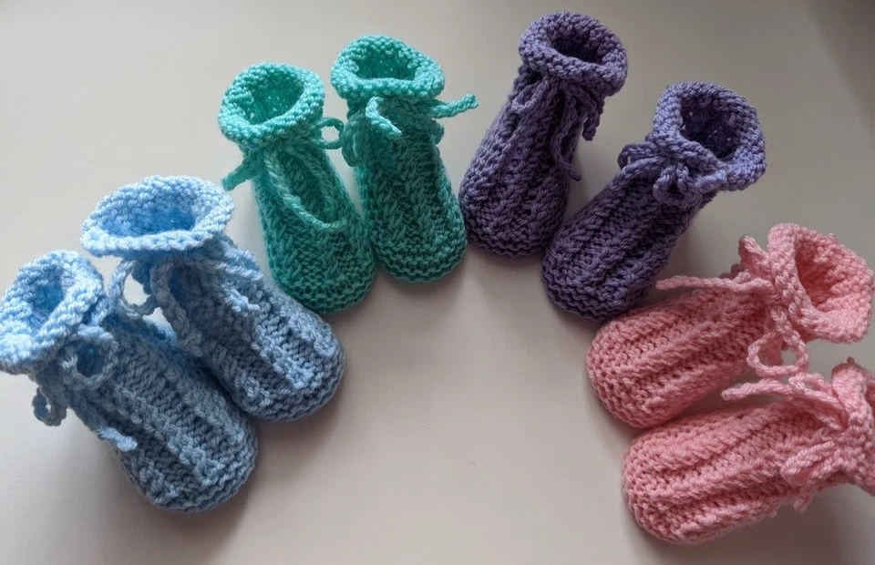 Babyschuhe Taufschuhe gestrickt mit Zopfmuster - Bild 1 von 1