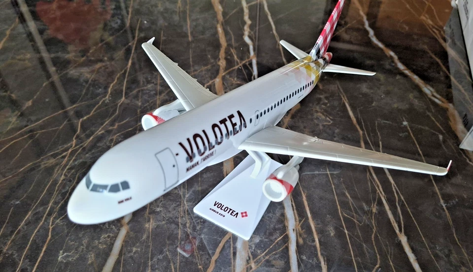Modellino in scala Aereo VOLOTEA AIRBUS A319 nuovo in plastica - Immagine 2 di 4