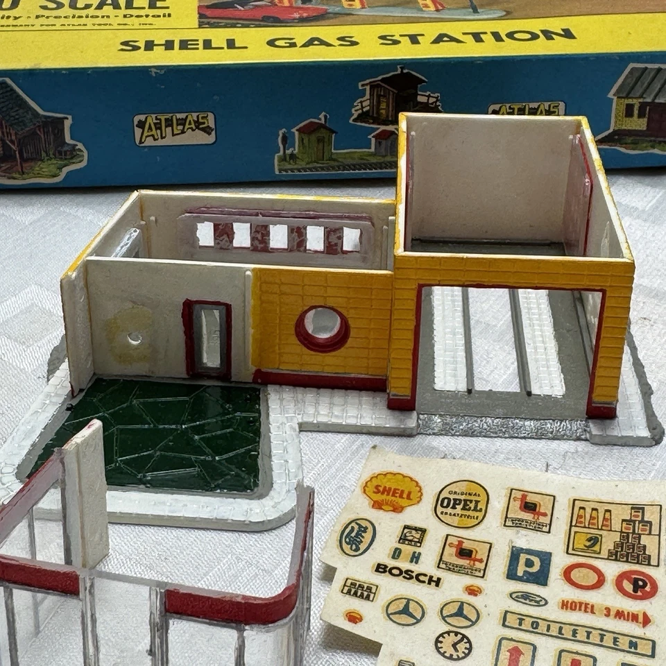 Vintage ATLAS HO Scale Shell Gas Station Train Railroad Model Kit 740-149 German - Image 4 of 4